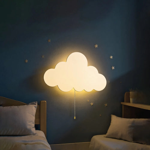Applique nuage Nesty - Veilleuse allumée en forme de nuage sur mur bleu nuit étoilé entre deux lits