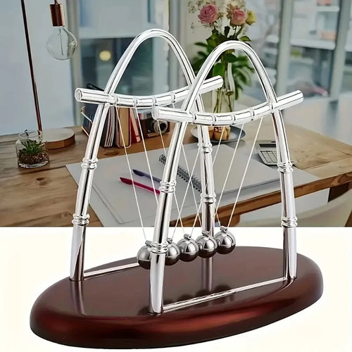 Berceau de Newton Nesty - Posé sur un bureau avec plantes et livres