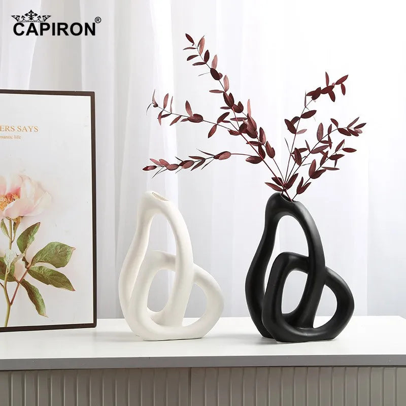 Vase en céramique abstrait Nesty - Modèles blanc et noir avec feuillage d'eucalyptus pourpre (marque Capiron)