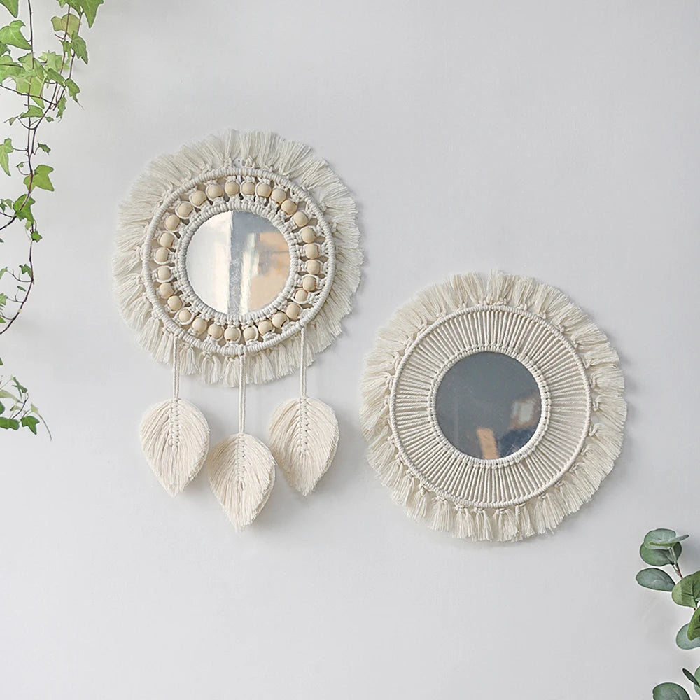 Duo de miroirs muraux macramé, l'un à perles en bois et plumes tressées, l'autre à franges rayonnantes, sur mur avec plantes vertes - Nesty