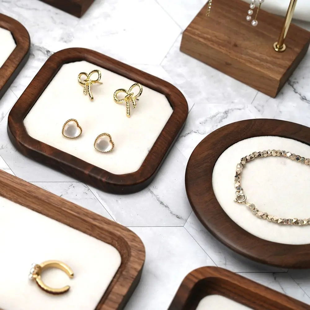 Plateau à bijoux en bois Nesty - Gros plan sur les plateaux à velours blanc avec boucles nœud, puces cœur et bague