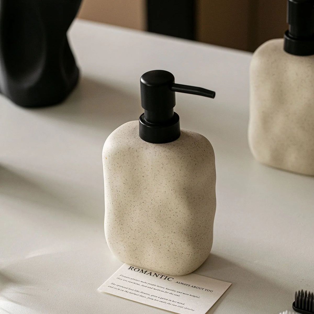 Distributeur de savon en céramique, esprit wabi-sabi, 450ml - Nesty (vue 9)