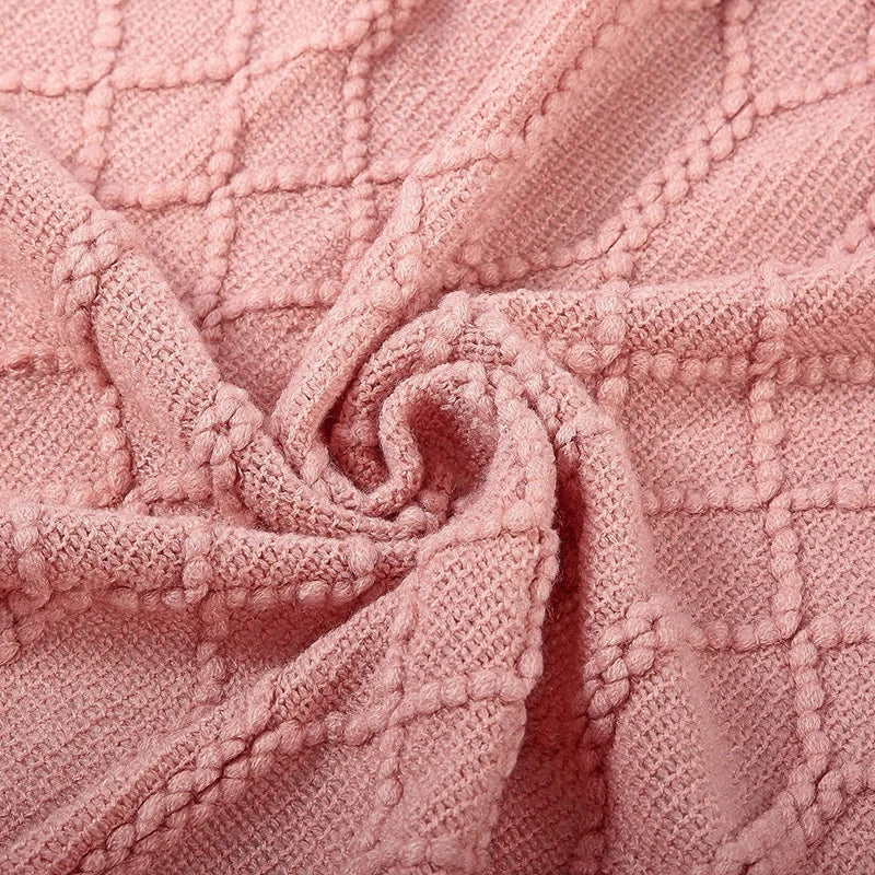 Plaid tricoté épais rose Nesty - Gros plan tourbillonnant sur la texture tricotée à motif losanges