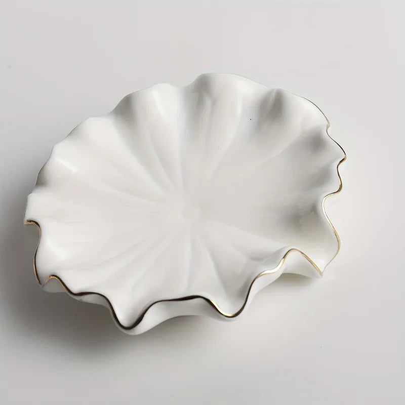 Porte-savon en céramique blanche forme coquillage à liseré doré, vue du dessus sur fond blanc - Nesty