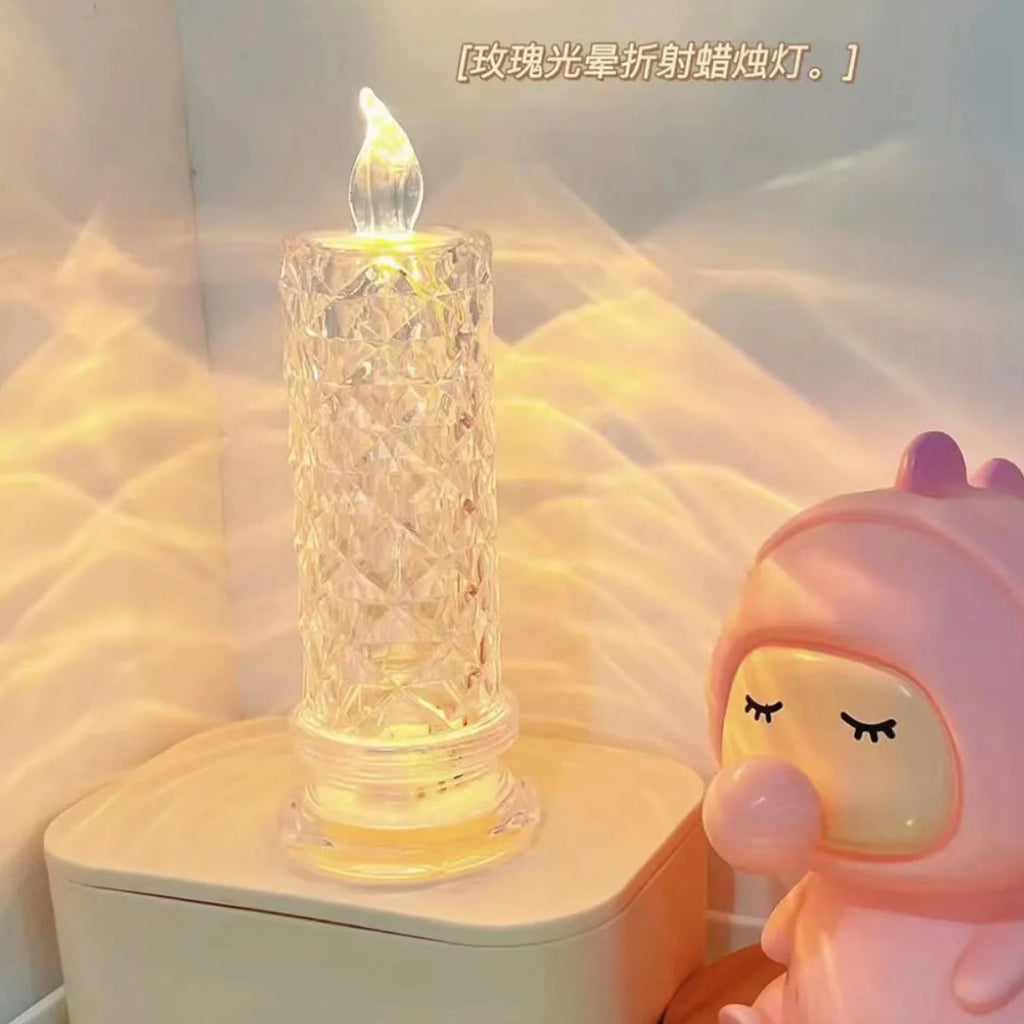 Bougie LED sans flamme, forme rose en cristal Nesty, bougie LED en verre taillé posée sur meuble, texte chinois "bougie à halo rose et réfraction", peluche rose en fond