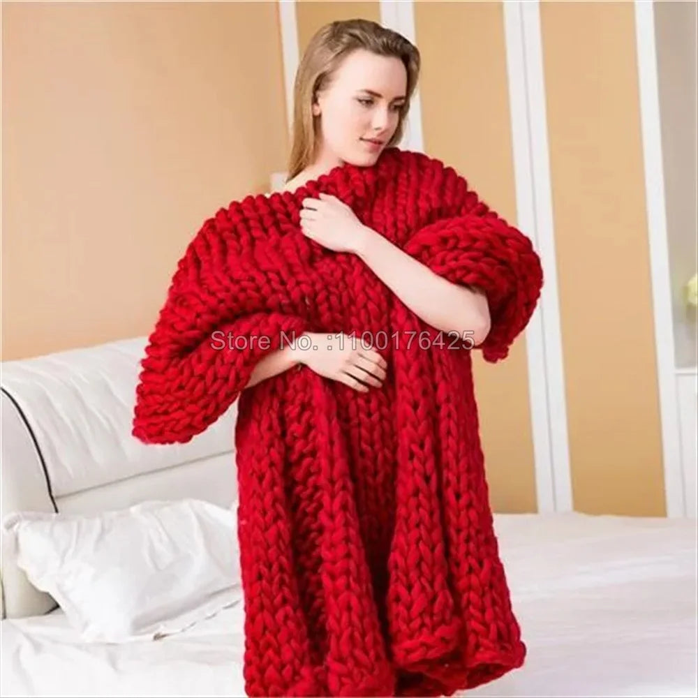 Plaid en acrylique tricoté épais Nesty - Coloris rouge porté enroulé autour des épaules par une femme