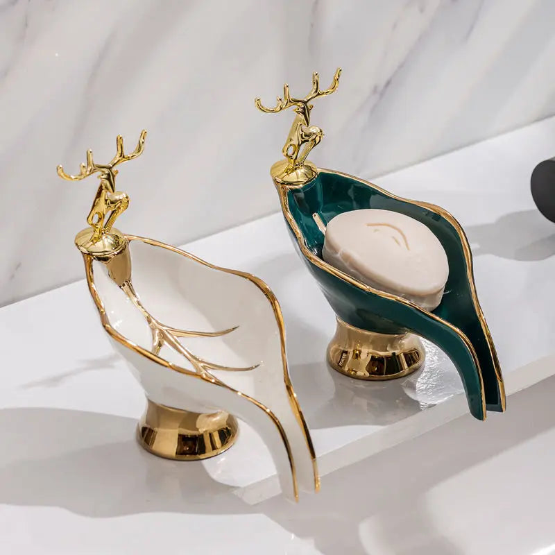 Duo de porte-savons en céramique forme feuille avec figurine de cerf dorée, coloris blanc et vert, sur un plan en marbre - Nesty