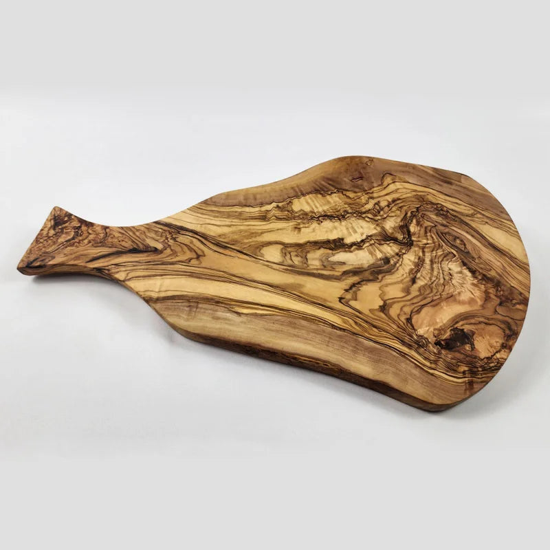 Planche à découper en bois d'olivier, forme irrégulière Nesty, planche irrégulière vide mettant en valeur le veinage naturel du bois d'olivier, fond blanc