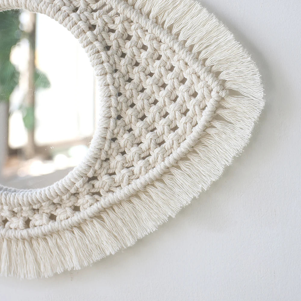 Miroir mural macramé rond, gros plan sur le motif tressé ajouré et la frange épaisse - Nesty