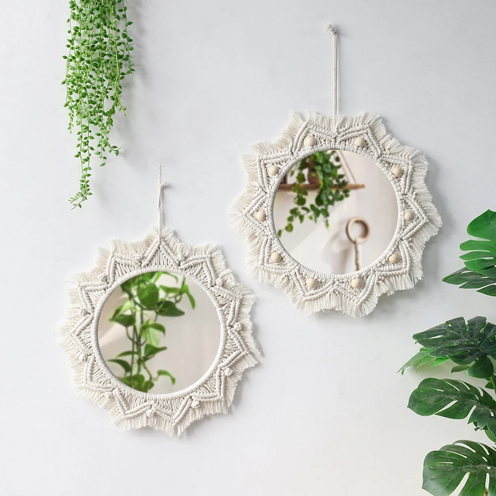 Duo de miroirs muraux macramé ronds à cadre tressé étoilé et perles en bois, suspendus près de plantes vertes - Nesty