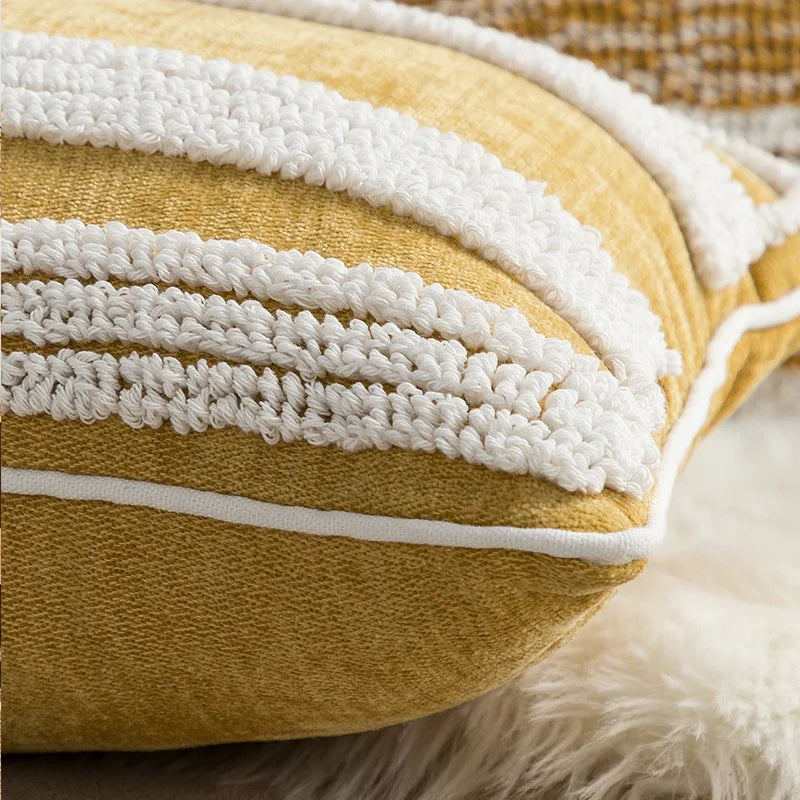 Housse de coussin bouclette à broderie géométrique bohème Nesty, gros plan sur les rayures bouclette blanches d'un coussin jaune moutarde