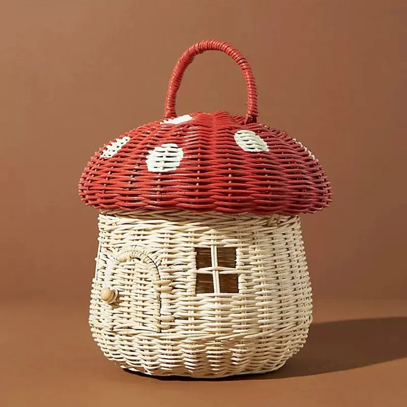 Petit panier tressé en osier forme champignon, panier décoratif Nesty, coloris rouge à pois blancs, chapeau amovible avec porte et fenêtre tissées, fond brun