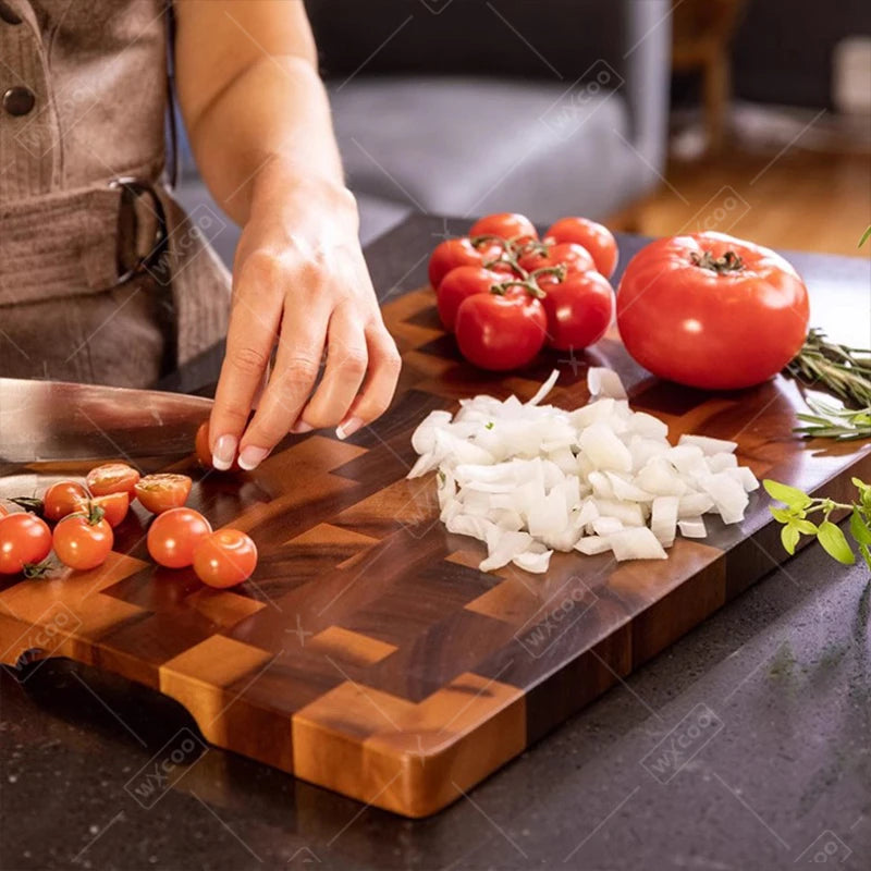 Planche à découper en bois double face, pour légumes et viande Nesty, en situation, mains découpant des tomates cerises à côté d'oignon émincé et de tomates entières