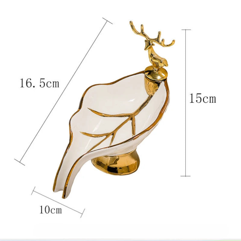 Porte-savon en céramique forme feuille blanc et or surmonté d'une figurine de cerf, avec cotes techniques : 16,5 x 10 x 15 cm - Nesty