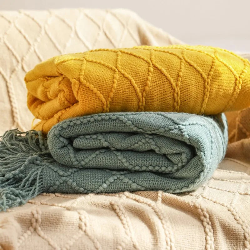 Plaid oversize tricoté Nesty - Coloris jaune moutarde et bleu grisé pliés en rouleau avec franges