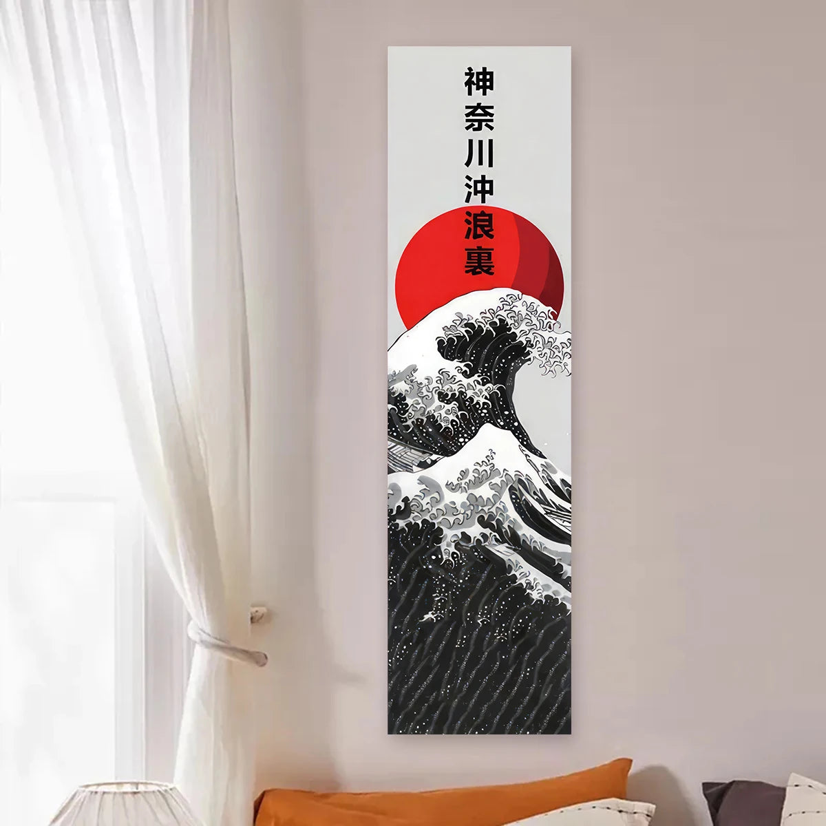 Tapisserie murale vagues japonaises Nesty - Suspendue au-dessus d'un canapé avec coussins orange