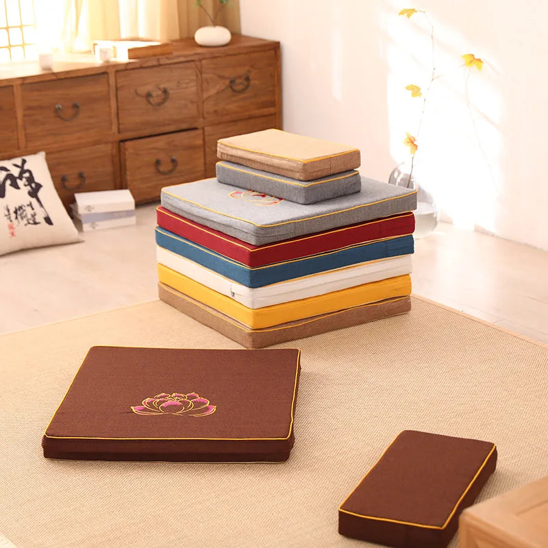 Coussin de méditation zafu épais en lin, housse amovible et lavable Nesty, pile de coussins de méditation carrés brodés lotus de coloris variés (rose, vert, marron, rouge, bleu, blanc, jaune), coussin brun ouvert au premier plan