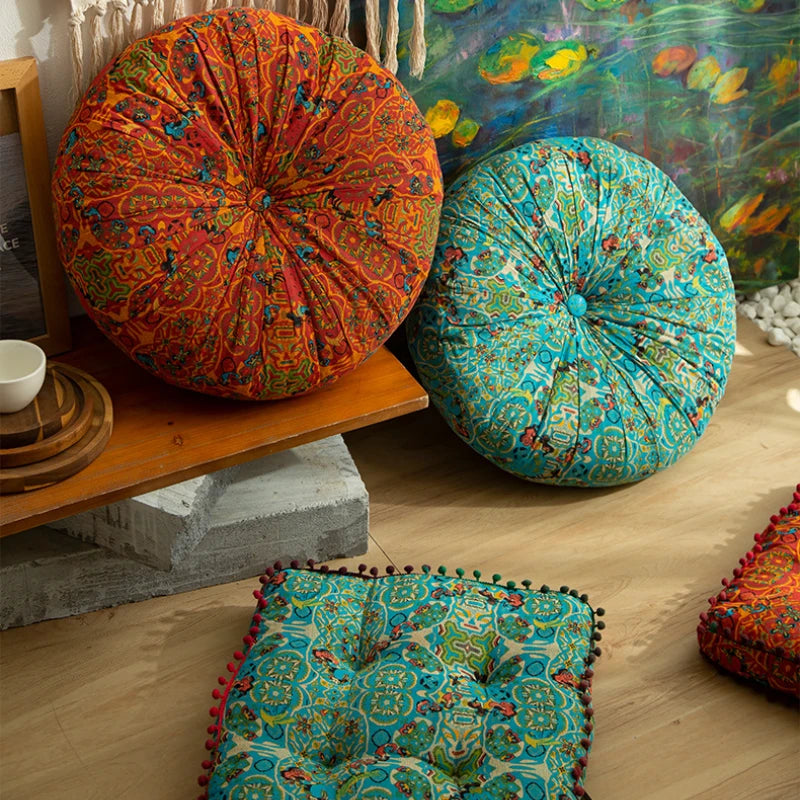 Gros coussin de sol en coton et lin épais, esprit marocain Nesty, deux coussins de sol ronds à motif marocain orange et turquoise, avec un coussin carré turquoise à pompons au premier plan
