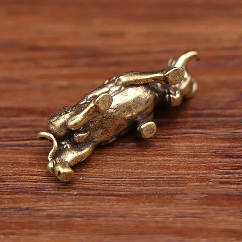 Statuette taureau en laiton Nesty - Figurine porte-bonheur pour bureau (vue 5)