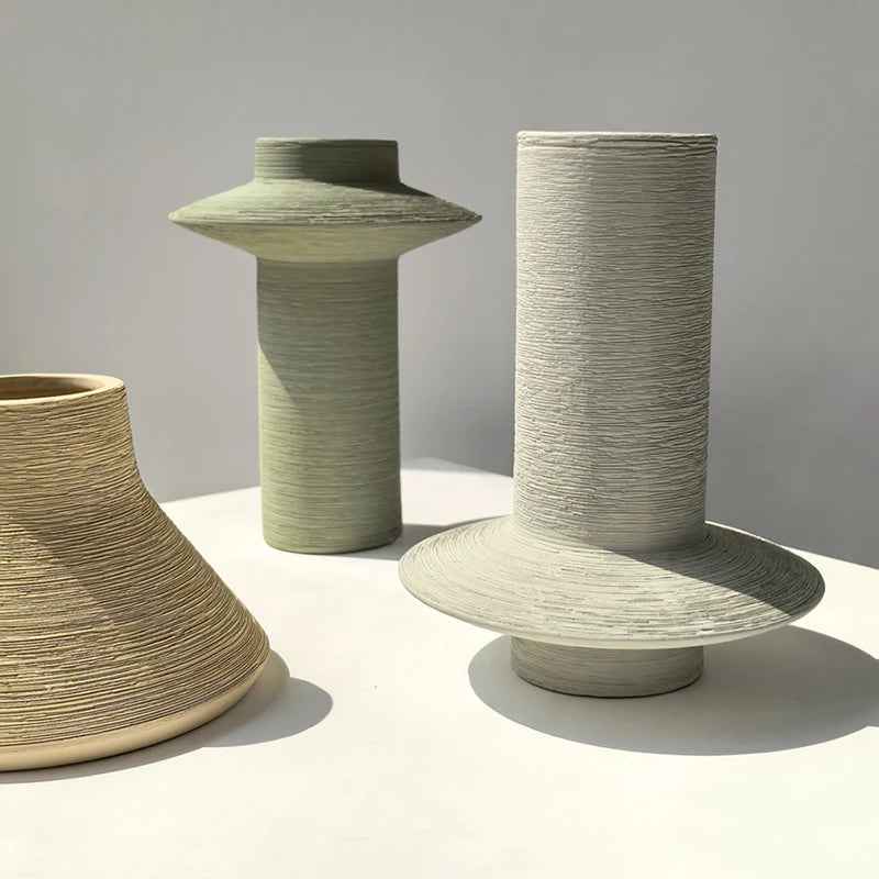 Vase en céramique papillon, texture brossée wabi-sabi Nesty, trois formes sculpturales en beige, vert sauge et gris, large collerette évasée et texture striée, sur socle blanc