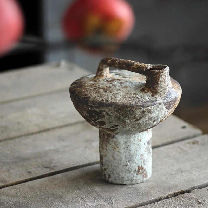 Vase en terre cuite, esprit rétro et brut Nesty, vase terre cuite brute avec anse, seul sur table en bois, fond flouté avec fruit rouge