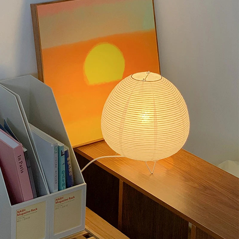 Lampe de table nordique Nesty - Allumée près d'un tableau coucher de soleil