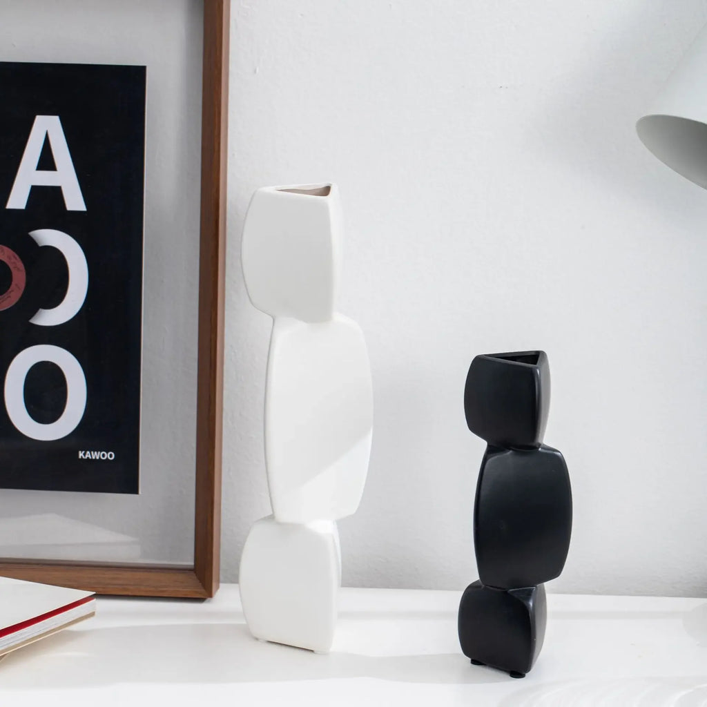 Vase noir en céramique Nesty - Un modèle blanc et un modèle noir côte à côte, gros plan