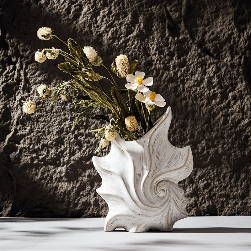Vase en céramique blanche forme coquillage Nesty - Vue rapprochée avec fleurs séchées, jeu d'ombre et lumière