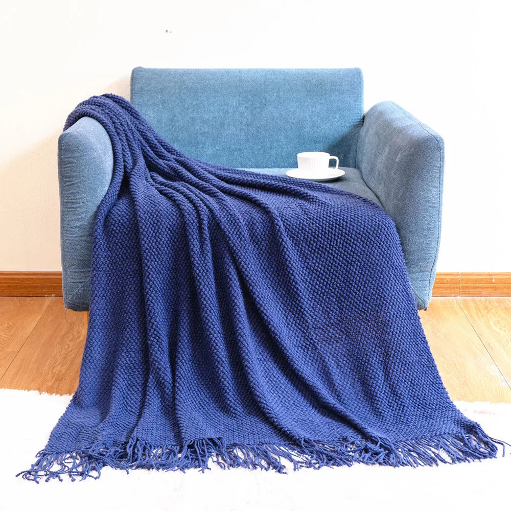 Plaid en maille chunky à franges, tricot épais pour canapé Nesty, plaid en maille chunky bleu marine à franges, drapé sur fauteuil bleu avec tasse de café