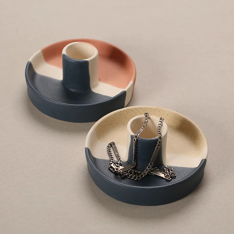 Coupelle brûle-parfum en céramique Nesty - Deux bougeoirs bleu marine et crème avec une chaîne et des breloques posées dedans