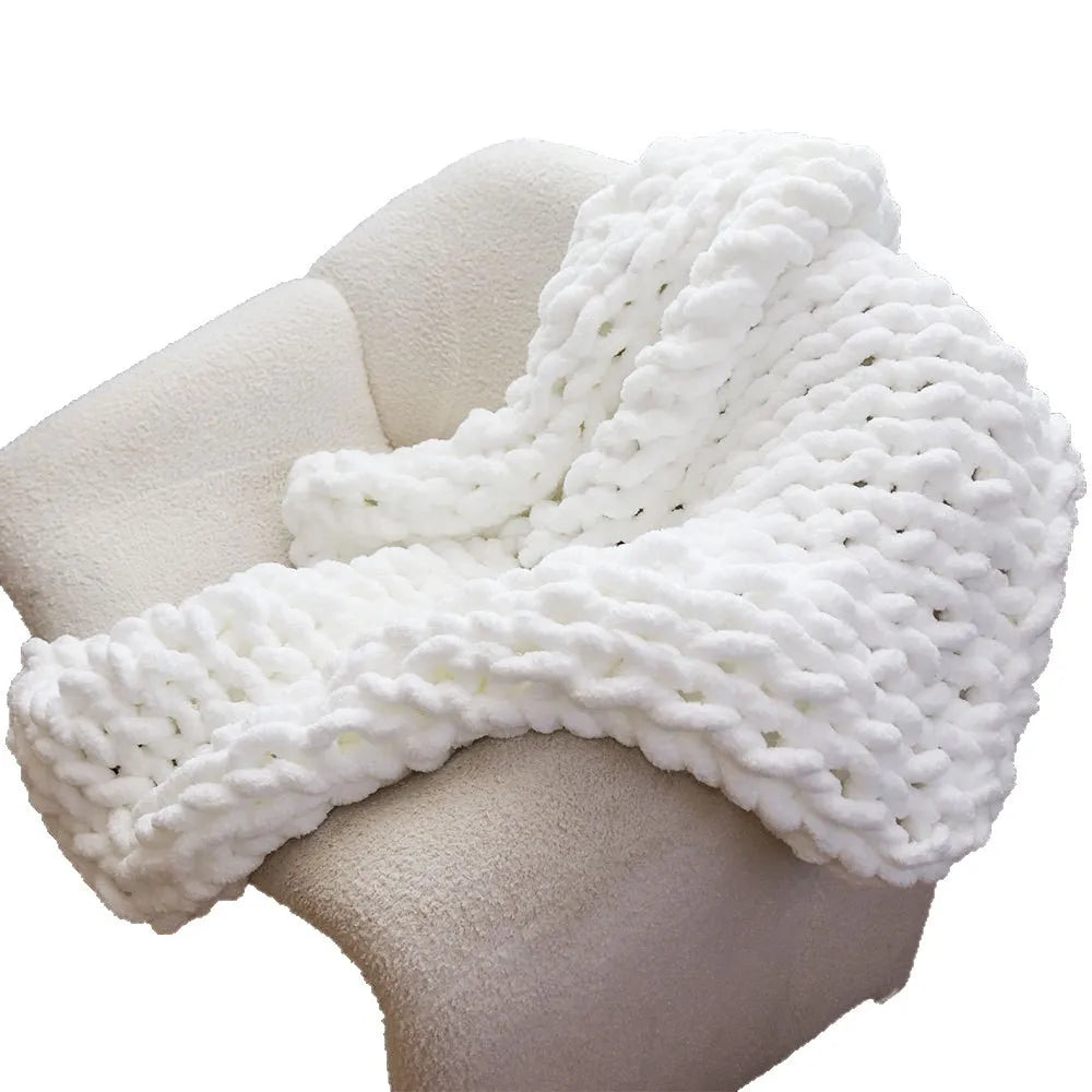 Plaid tout doux Nesty - Coloris blanc à grosses mailles, drapé sur fauteuil bouclé