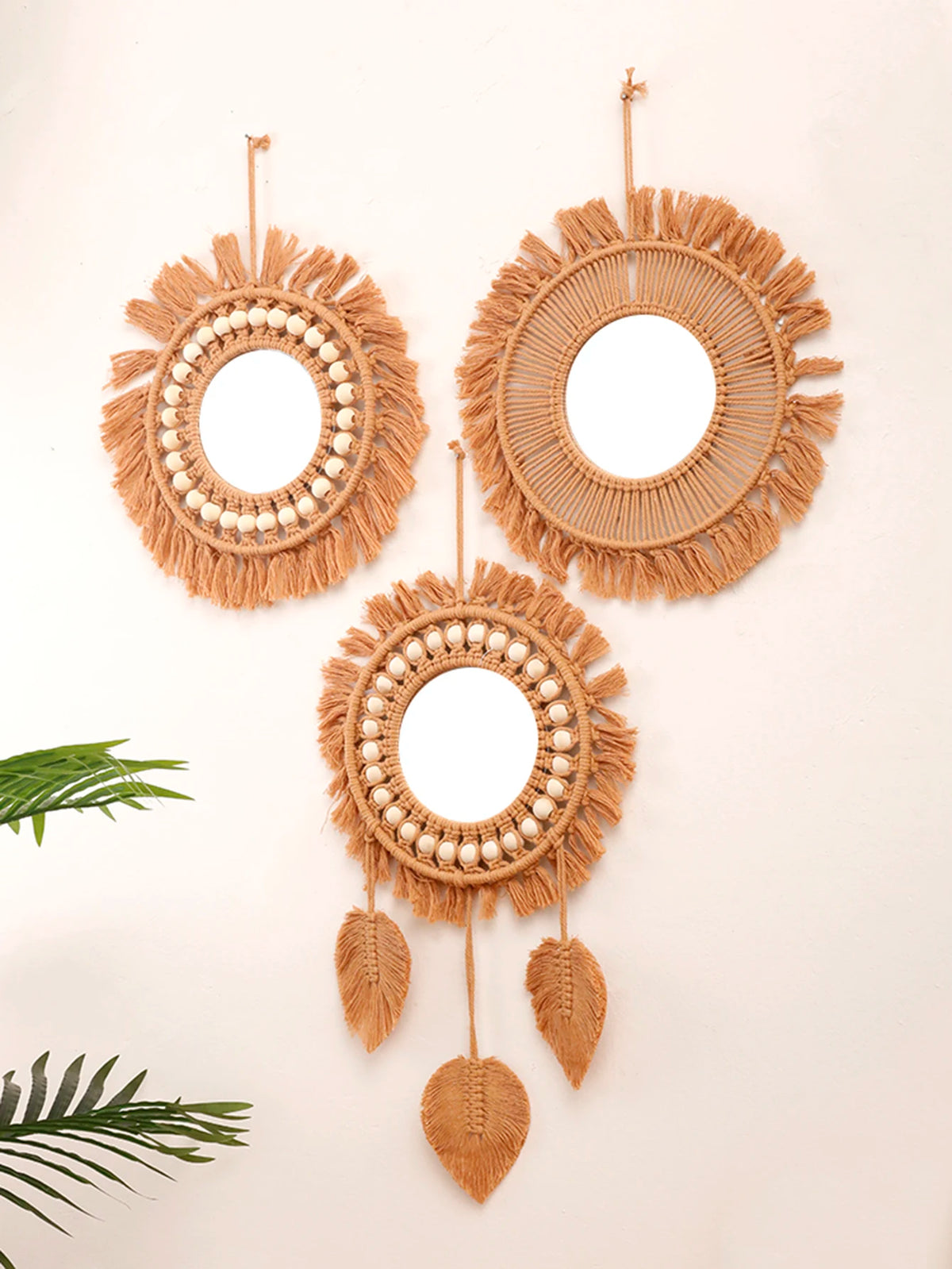 Miroir rond tissé main Nesty - Vue des trois modèles en macramé accrochés côte à côte