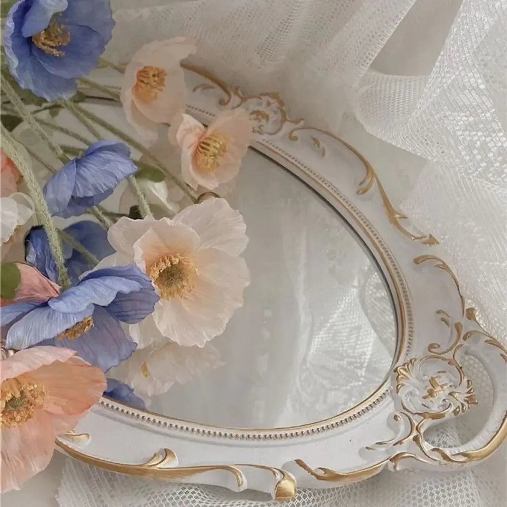 Plateau miroir ovale French vintage Nesty - Gros plan du cadre blanc et doré entouré de fleurs bleues et roses