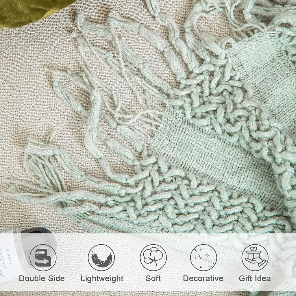 Plaid léger tricoté vert d'eau Nesty - Gros plan sur les franges et le tricot ajouré en losanges