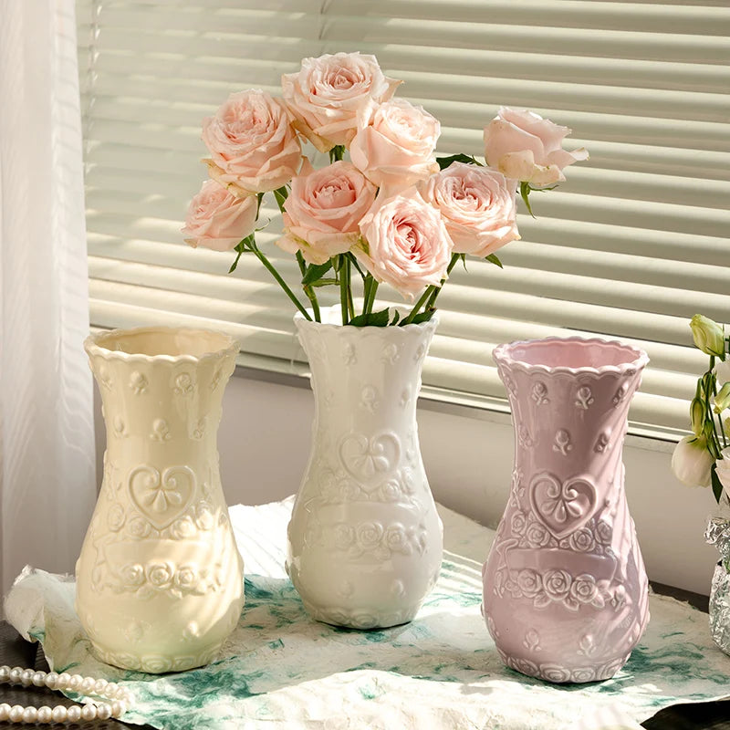 Vase en céramique à relief de roses, style rétro - Nesty (vue 3)