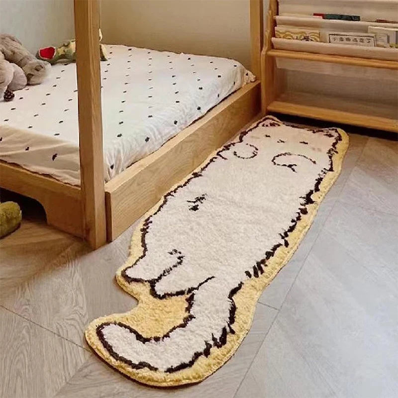 Tapis de chevet long illustré chat Nesty - Pour chambre d'enfant, coloris crème et beige devant un lit en bois