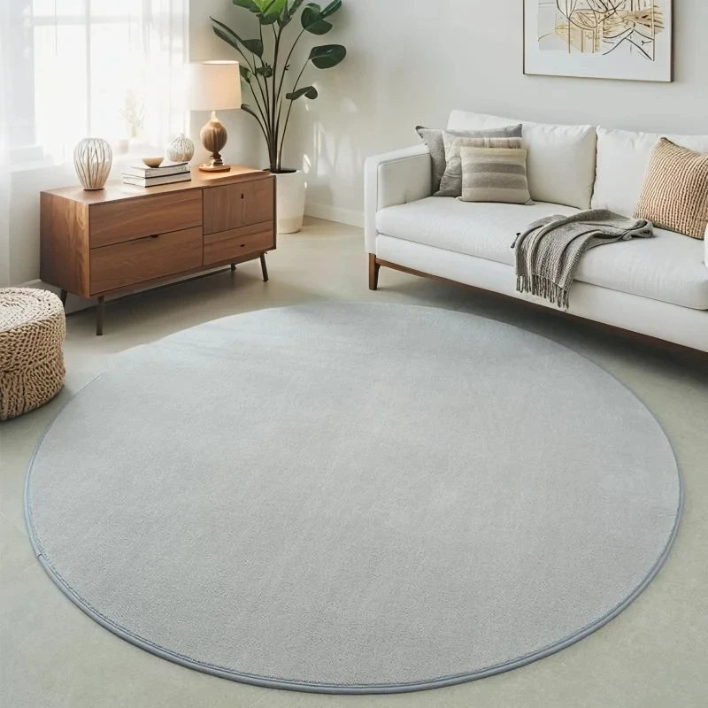 Tapis rond en velours corail — coloris unis - Nesty, coloris gris clair dans un salon avec canapé blanc