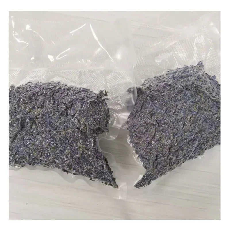 Lavande séchée sous vide, deux portions compressées visibles à travers un sachet plastique transparent - Nesty