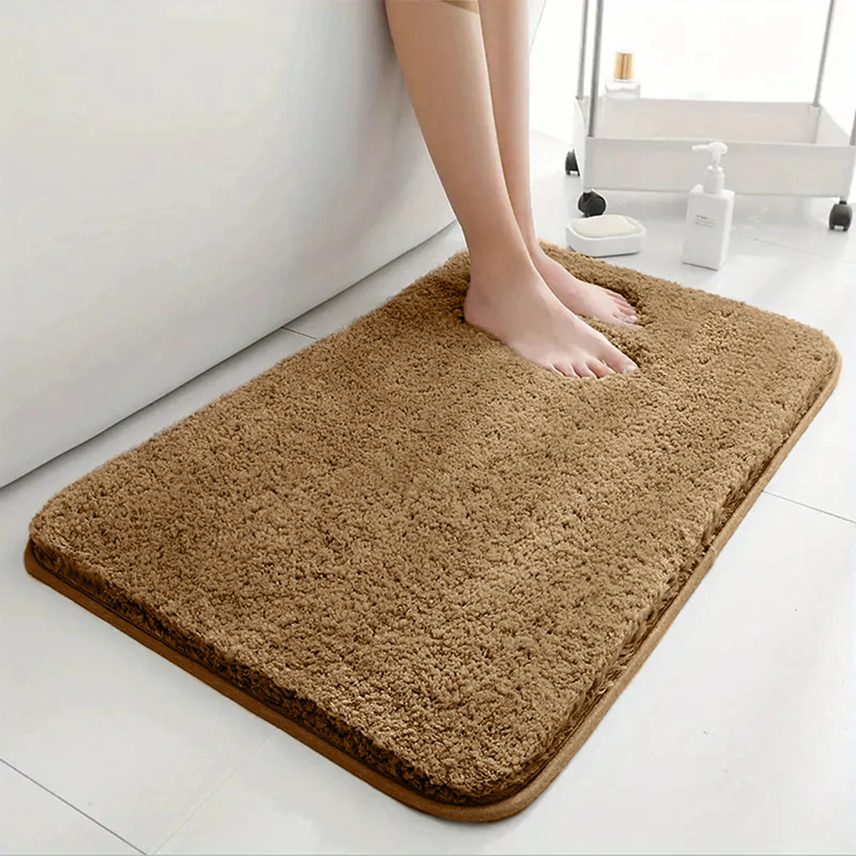 Tapis de bain absorbant Nesty - Coloris marron, utilisé dans une salle de bain