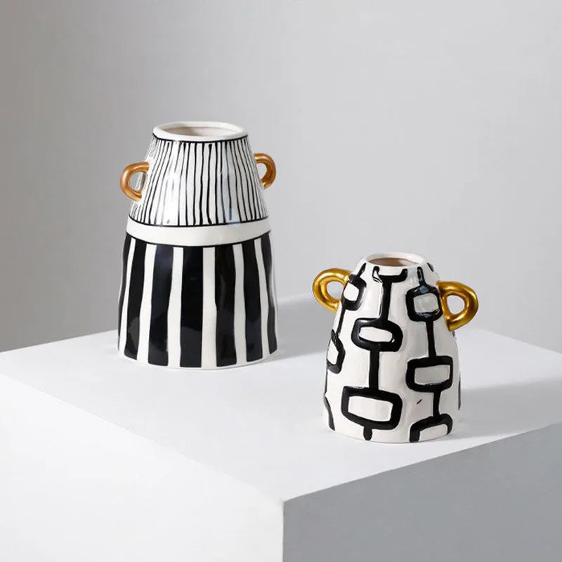 Vase en céramique rayé — silhouette abstraite haute - Nesty - Les deux tailles posées sur socles blancs en cube, en situation d'angle