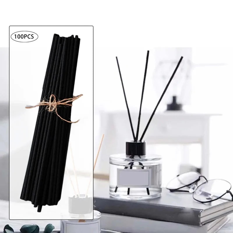 Bâtonnets fins pour diffuseur Nesty - Bâtonnets noirs dans un flacon transparent posé sur une table de chevet