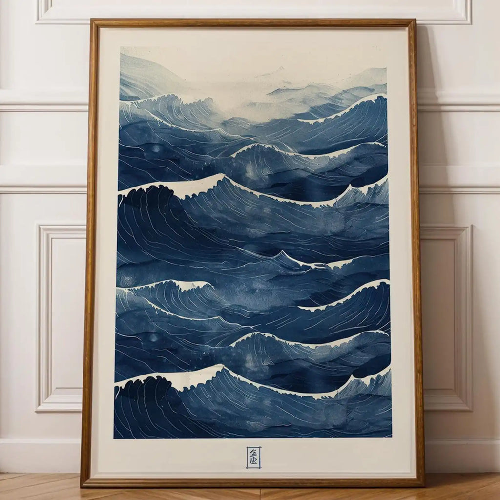 Toile imprimée vagues abstraites Nesty - Affiche encadrée en bois dans un intérieur avec moulures et parquet