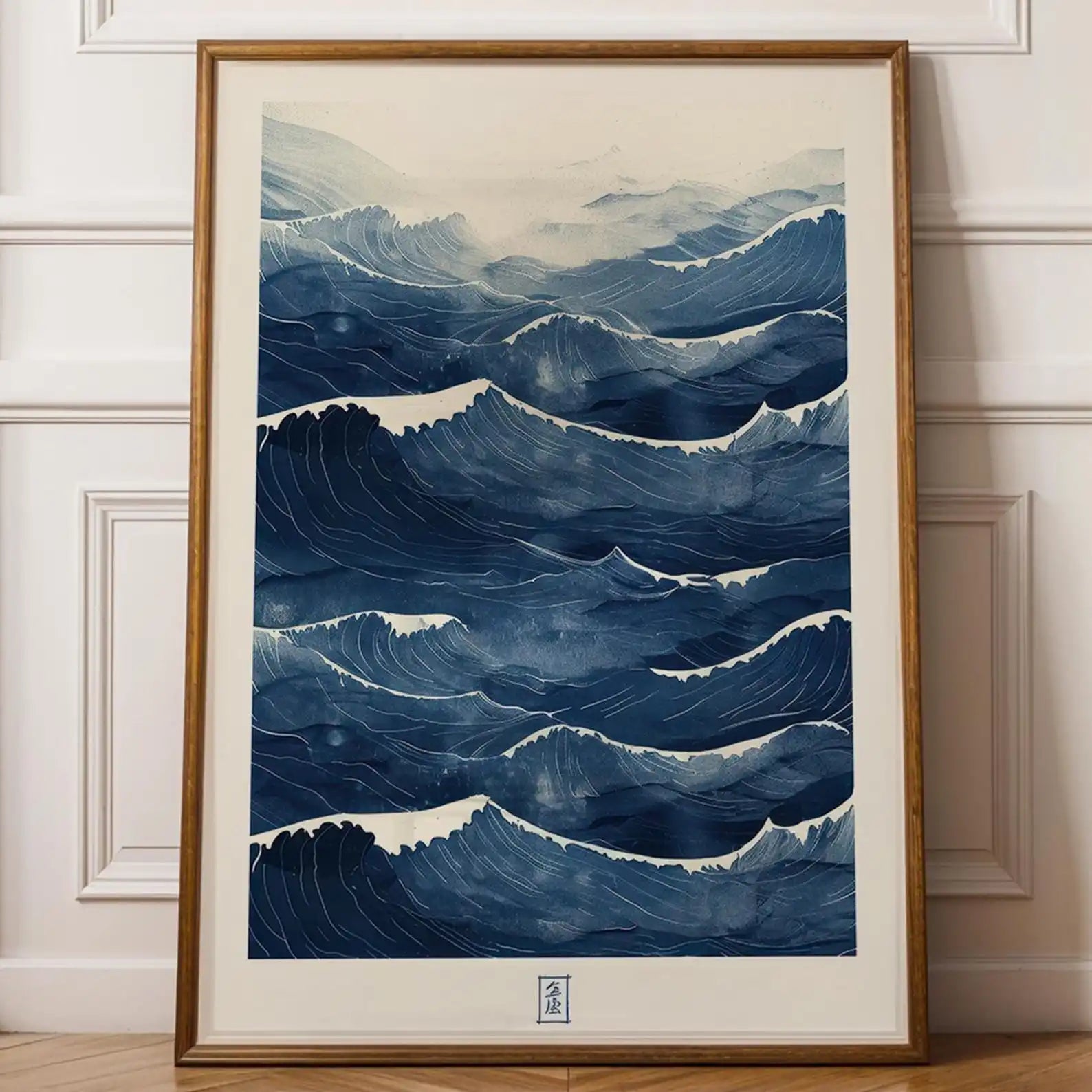 Toile imprimée vagues abstraites Nesty - Affiche encadrée en bois dans un intérieur avec moulures et parquet