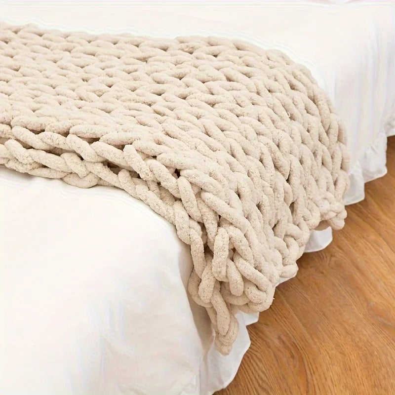Plaid tricoté chunky knit Nesty - Gros plan sur les grosses mailles torsadées en angle de lit