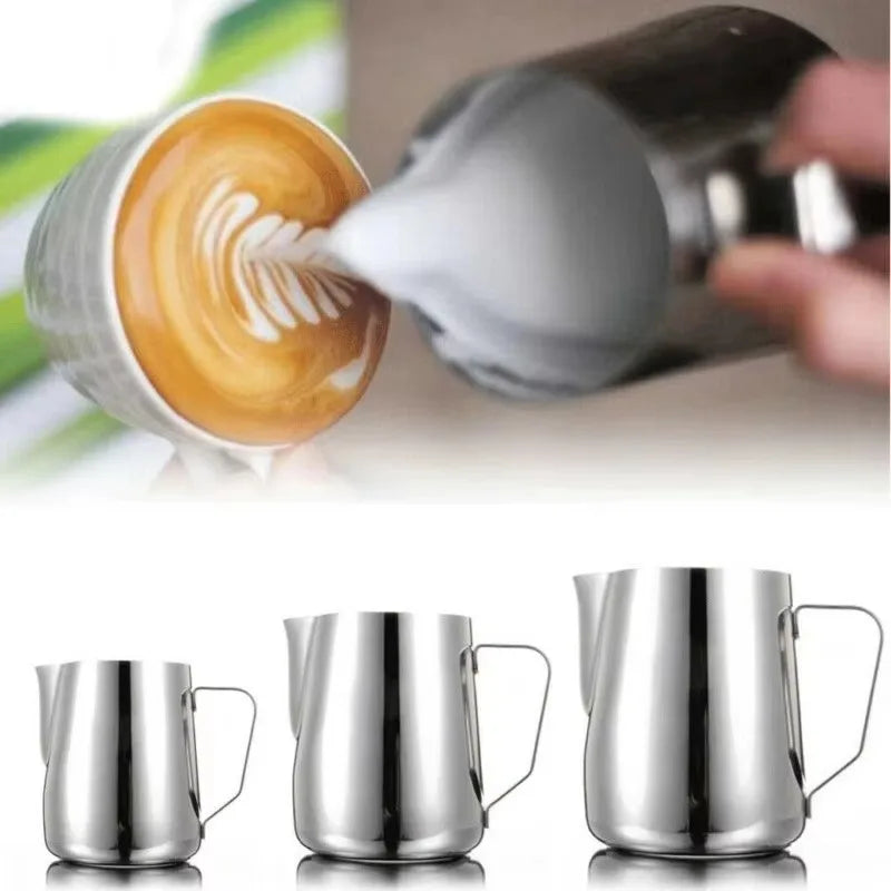Pichet à lait en inox pour mousse et latte art Nesty, montage, mousse de lait versée en spirale dans une tasse et trois tailles de pichets alignées