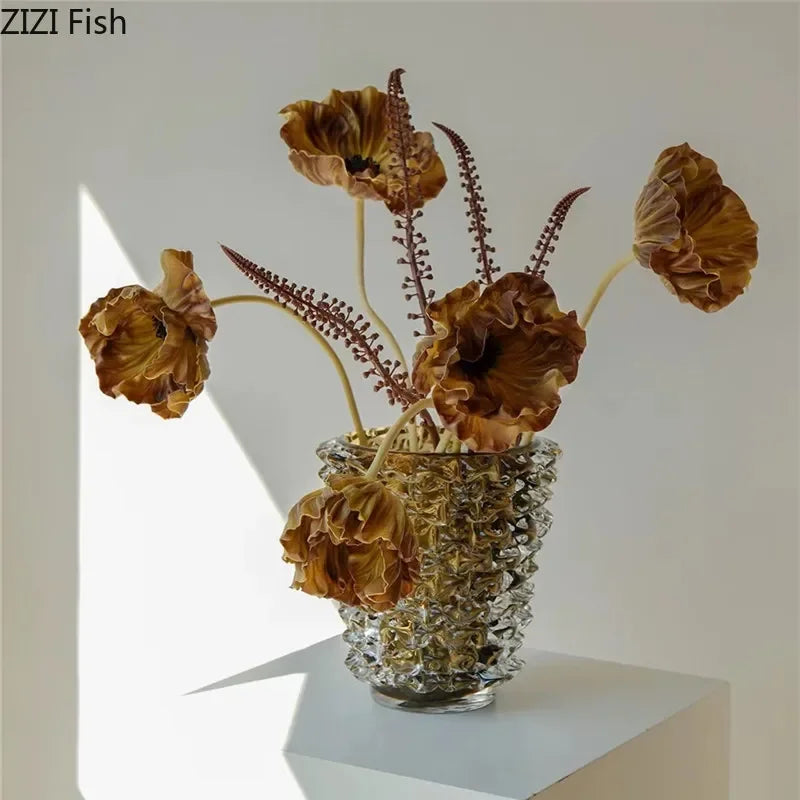Vase en verre froissé transparent Nesty - Grand modèle avec fleurs de pavot brun moutarde, sur socle blanc