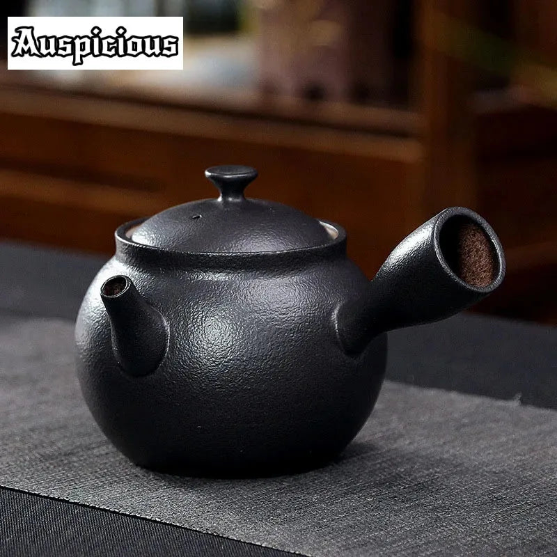 Théière en grès japonaise, anse latérale, faite main Nesty, coloris noir mat, bec verseur latéral et anse perpendiculaire, sur set de table gris