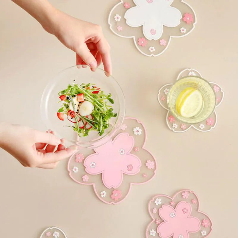 Dessous de verre en silicone fleurs de cerisier, coloris rose et blanc, avec bol de salade et verre citronné - Nesty