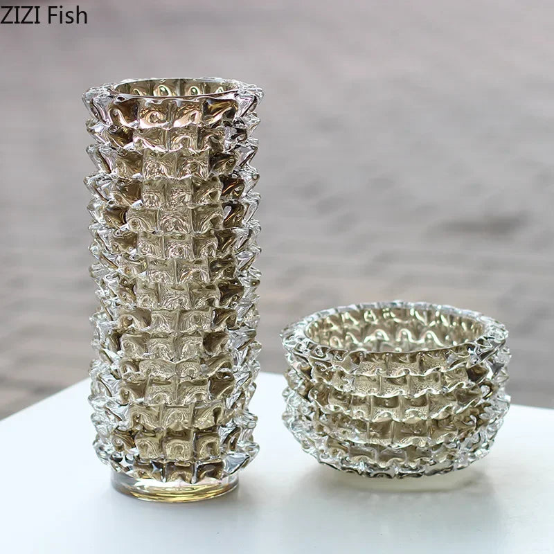 Vase en verre froissé transparent Nesty - Modèle haut et modèle coupe côte à côte, vides, sur fond blanc