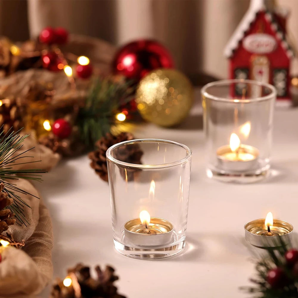 Lot de 12 photophores votifs en verre Nesty - Photophores allumés dans un décor de Noël avec pommes de pin, boules rouges et dorées et maison miniature